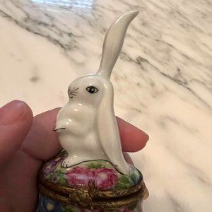 Coy Limoges Peint Main Bunny Rabbit With One Ear Raised